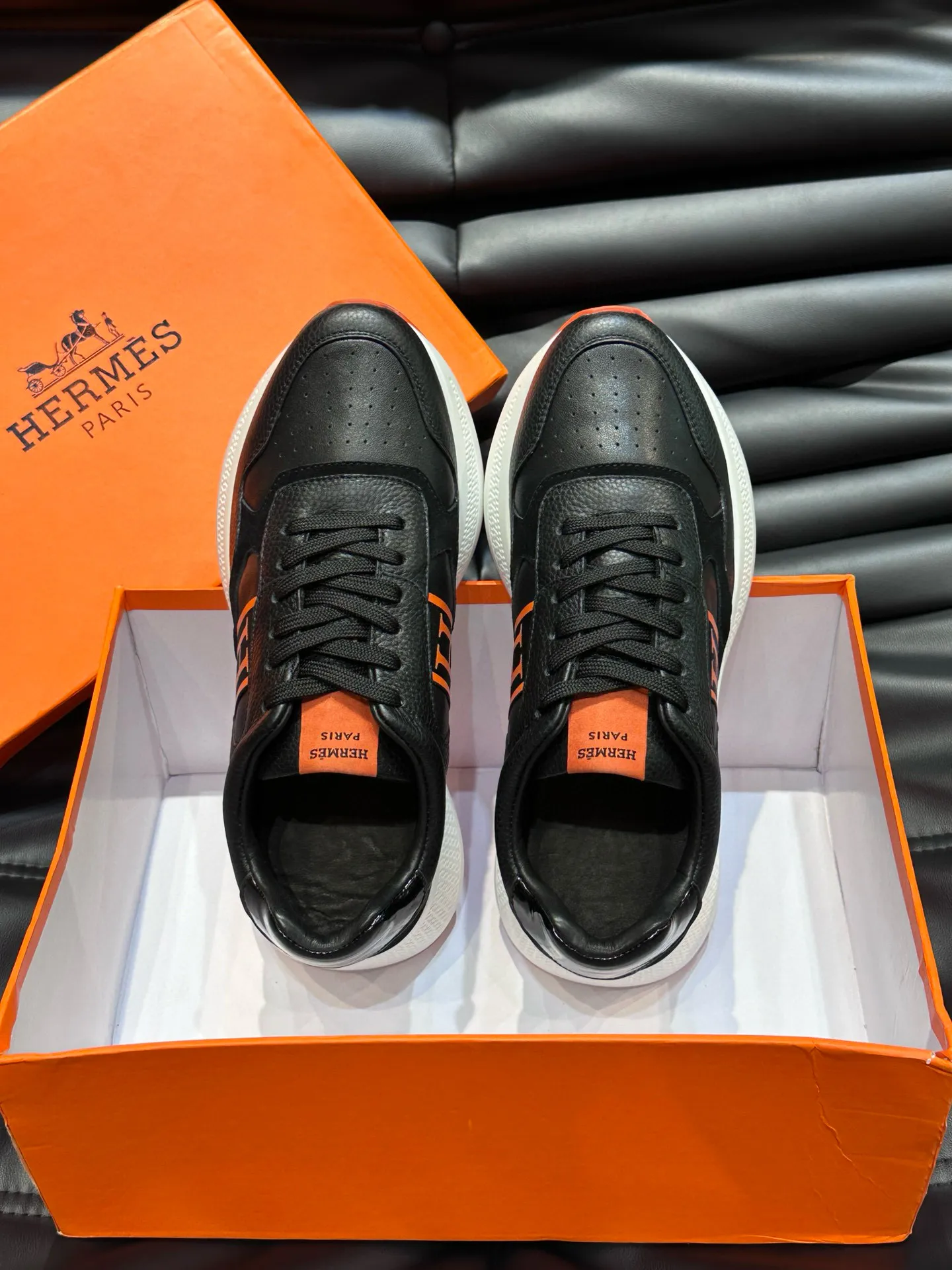 Factory price: 540💰HERMES/Hermes Hugo thick-soled sneakers are casual men's shoes. These sneakers are made of imported first-layer cowhide leather and breathable mesh design. The contrasting color design creates a dynamic and modern shape. The front end of the toe is decorated with natural-color rubber inlays. The style is novel and fashionable. The texture is incomparable, with cowhide lining and cowhide foot pads, the upper foot is comfortable and breathable, and the rubber sole is decorated with geometric patterns and iconic "H" details. A very personal one! Size: 39-44 (customized at 38.45)